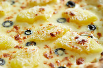 Olive and pineapple pizza 