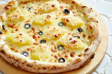 Olive and pineapple pizza 