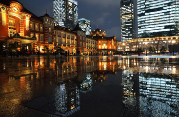 Fototapeta na wymiar 雨降る夕刻の東京駅