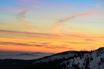 Piękny wschód słońca nad górami, Sudety