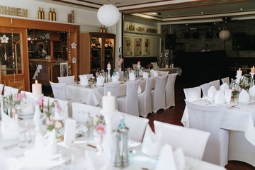 Hochzeitstisch, Deko, Gedeckter Tisch, Kerzen Florist