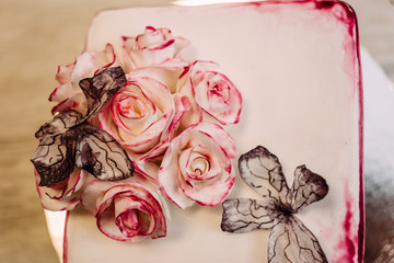 mastic with roses and butterfly on the cake