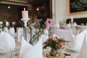 Hochzeitstisch, Deko, Gedeckter Tisch, Kerzen Florist