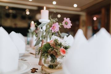 Hochzeitstisch, Deko, Gedeckter Tisch, Kerzen Florist