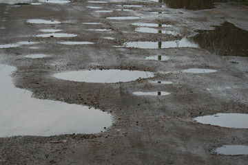 Schlaglöcher in einer unbefestigten Strasse