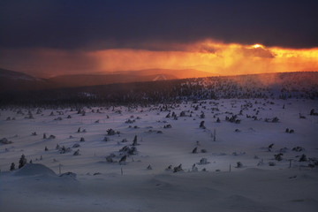 Piękny zachód słońca w górach, Sudety