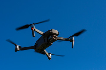 eine Drohne am blauem Himmel