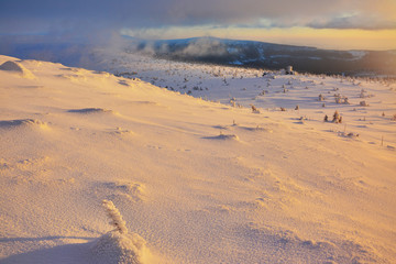 piękny zachód słońca w górach, śnieżna zima