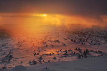 piękny zachód słońca w górach, śnieżna zima