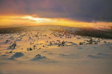 piękny zachód słońca w górach, śnieżna zima