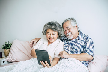 Fototapeta premium Elderly Couple Using tablet computer