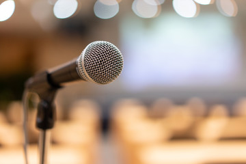 Obraz premium Microphone in the meeting room, where the light is bright
