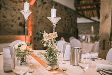 Hochzeitslocation gedeckter Tisch mit Blumen und Dekoration