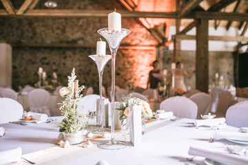 Hochzeitslocation gedeckter Tisch mit Blumen und Dekoration