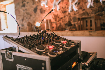 Hochzeitslocation gedeckter Tisch mit Blumen und Dekoration