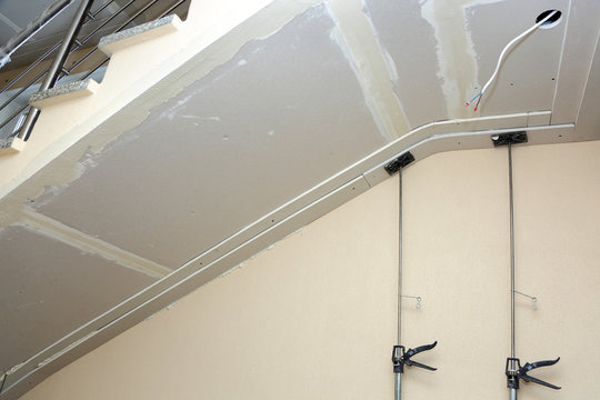 Płyty budowlane, gipsowe, montarz na klatce schodowej na suficie.