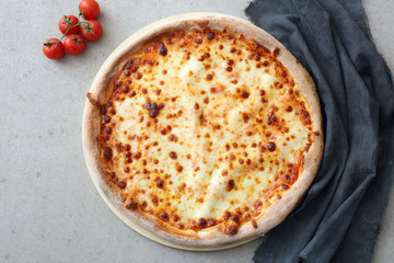 pizza tradizionale con formaggi