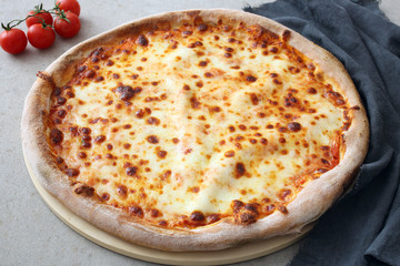 pizza tradizionale con formaggi