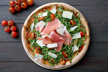 pizza tradizionale prosciutto e rucola con parmigiano