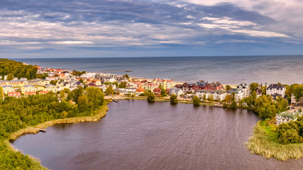 Fototapeta premium Ostseebad Bansin mit Schloonsee im Vordergrund und Ostsee im Hintergrund