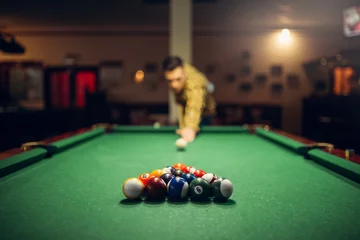 Foto op Plexiglas Male billiard player with cue aiming at the table © Nomad_Soul