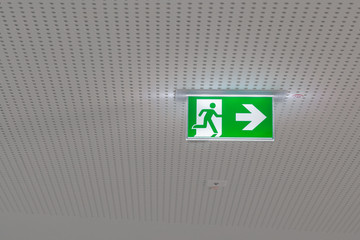 Schild Fluchtweg Wegweiser