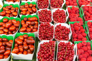 raspberries, currants on the market