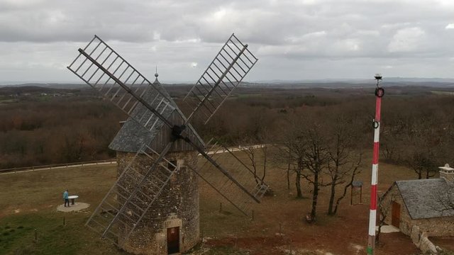 Gignac (Lot - France) - Moulin &agrave; vent
