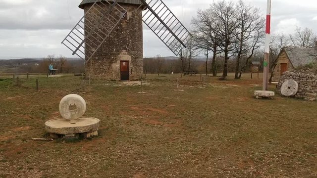 Gignac (Lot - France) - Moulin &agrave; vent