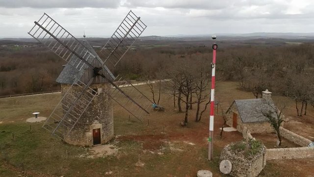 Gignac (Lot - France) - Moulin &agrave; vent