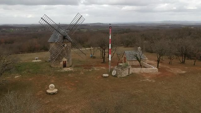 Gignac (Lot - France) - Moulin &agrave; vent