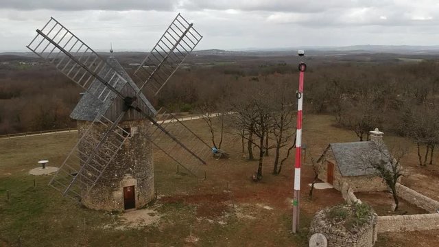 Gignac (Lot - France) - Moulin &agrave; vent