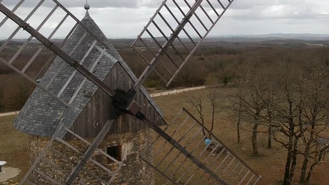 Gignac (Lot - France) - Moulin &agrave; vent