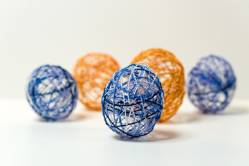 Osterdekoration Eier aus Wollfäden