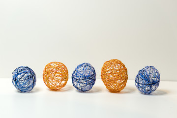 Osterdekoration Eier aus Wollfäden