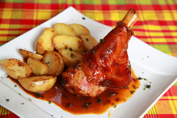 Souris d'Agneau et sa grenailles de pommes de terre