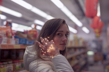 Schönes Mädchen mit Licht in Stadt Berlin beim Spazieren