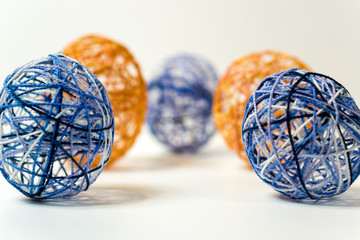 Osterdekoration Eier aus Wollfäden