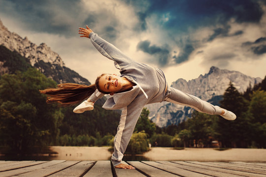 Hip hop dancer one hand standing in nature