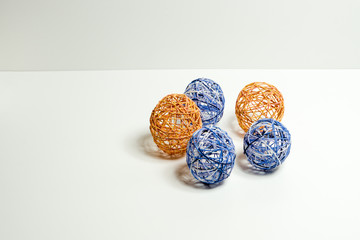 Osterdekoration Eier aus Wollfäden