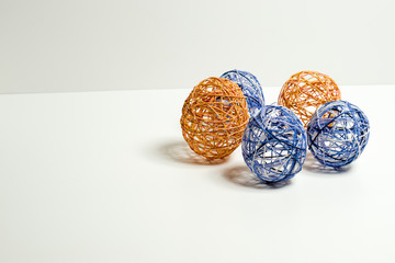 Osterdekoration Eier aus Wollfäden