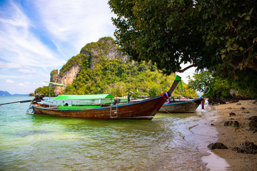 Fototapeta na wymiar Traditional boat Thailand on the coast of a tropical island