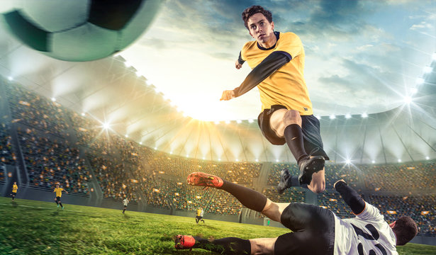 Fu&szlig;ball-St&uuml;rmer springt &uuml;ber den Gegner dem Ball hinterher
