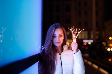 Schönes Mädchen mit Licht in Stadt Berlin beim Spazieren