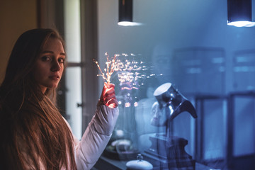 Schönes Mädchen mit Licht in Stadt Berlin beim Spazieren
