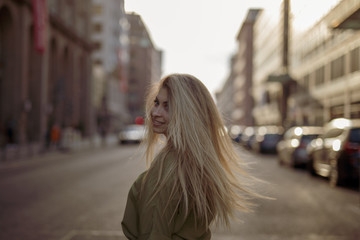 Schöne Frau beim wandern in Stadt Berlin