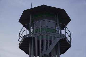 torre de control y vigilancia metálica