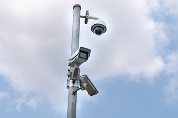 Drei Sicherheitskameras isoliert mit Himmel als Hintergrund