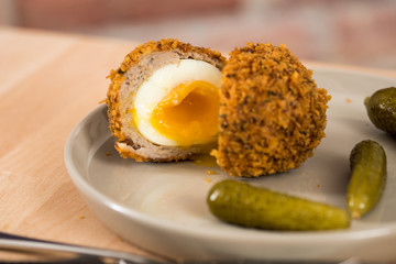 Gebackene Scotch Eggs Eier in Schweine Fleisch Wurstbrät mit Cornichons 