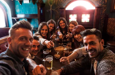 Fototapete Kneipe Gruppe von Menschen, die in einer Kneipe Bier trinken
